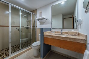 Shower, free toiletries, towels, soap - La Venta Inn Villahermosa Hotel (Villahermosa)
