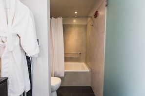 Sturta, snyrtivörur frá þekktum framleiðendum, hárblásari, handklæði