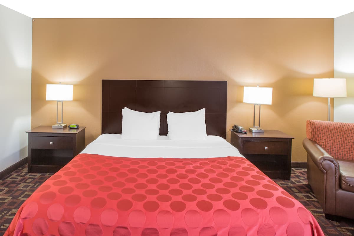 deluxe room, 1 king bed, non smoking | pillow-top beds, in-room safe, desk, iron/ironing board