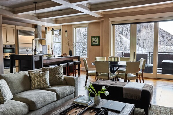 Full-size fridge, microwave, oven, stovetop