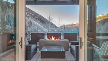 أغطية فراش متميزة وألحفة محشوة بالريش وخزنة داخل الغرفة