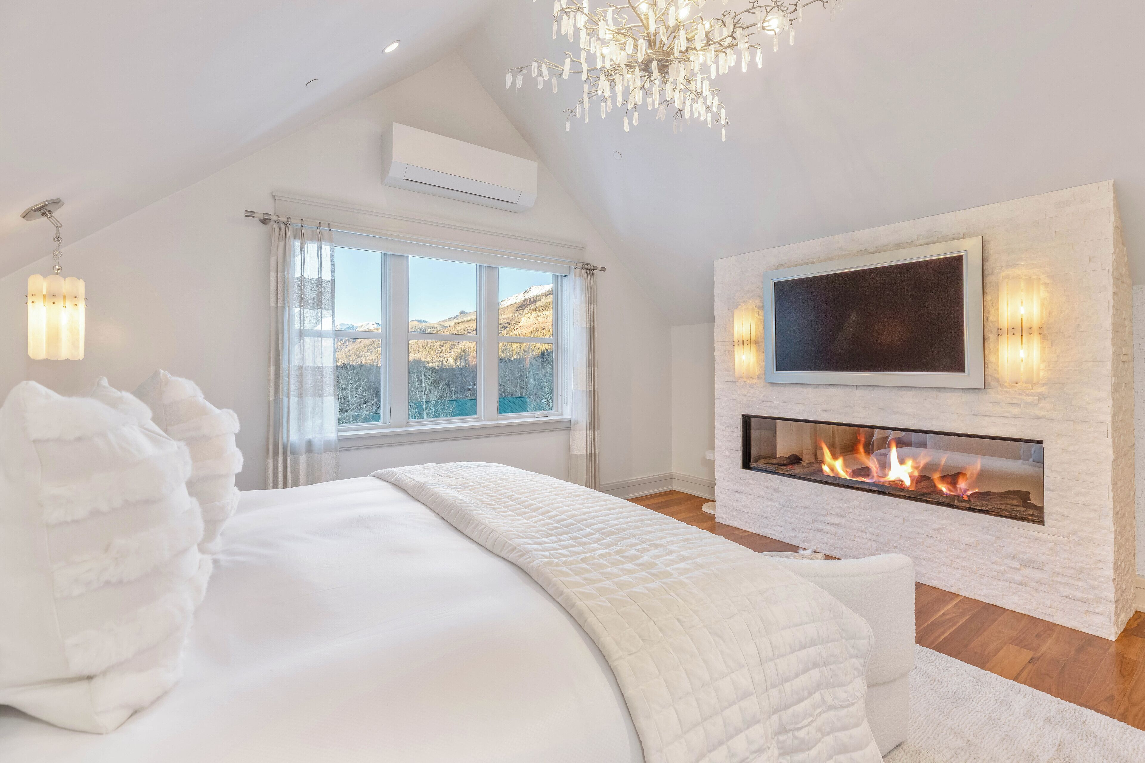 أغطية فراش متميزة وألحفة محشوة بالريش وخزنة داخل الغرفة