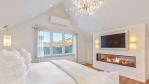 Room, 4 Bedrooms (W303) | Peralatan tempat tidur premium, gebar bulu kapas, peti besi dalam bilik 