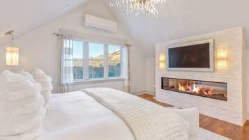 أغطية فراش متميزة وألحفة محشوة بالريش وخزنة داخل الغرفة