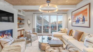 Room, 4 Bedrooms (W303) | Premium bedding, down duvets, in-room safe, individually decorated