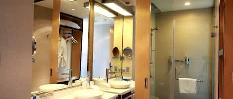 aloft king, Room, 1 King Bed, Garden View | Bathroom | Shower