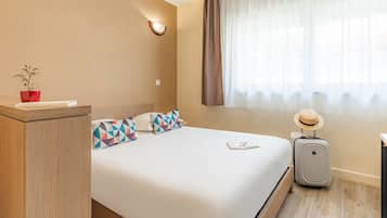 Estudio | Escritorio, tabla de planchar con plancha, wifi gratis y ropa de cama