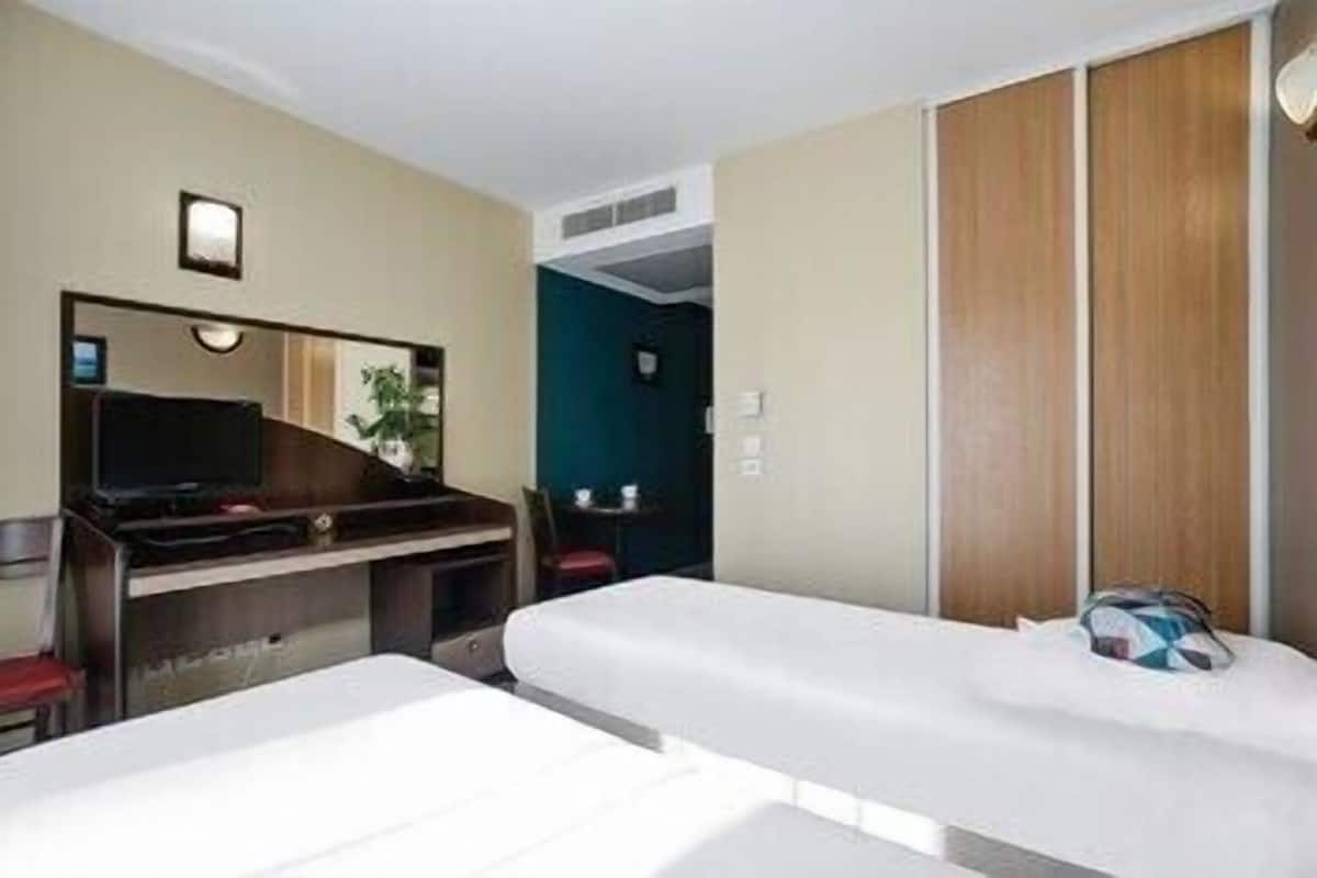 Desk, iron/ironing board, free WiFi, bed sheets