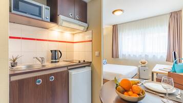 Estudio | Escritorio, tabla de planchar con plancha, wifi gratis y ropa de cama