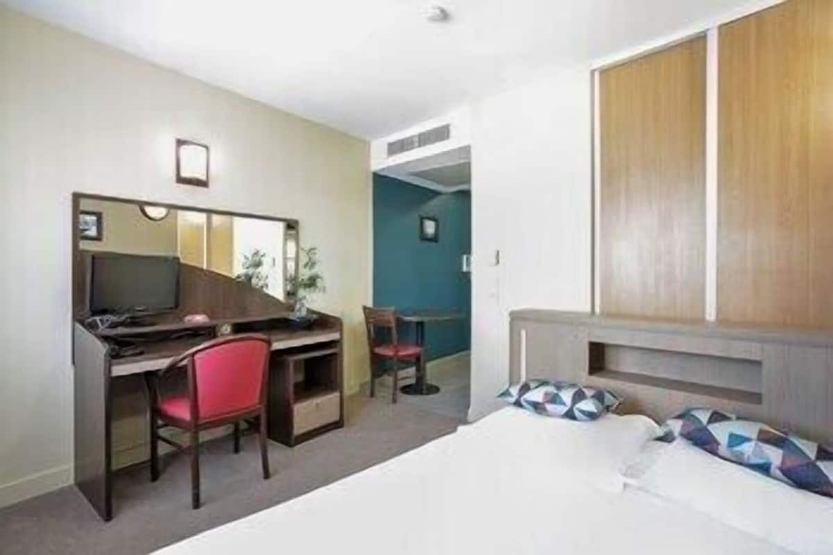 Desk, iron/ironing board, free WiFi, bed sheets