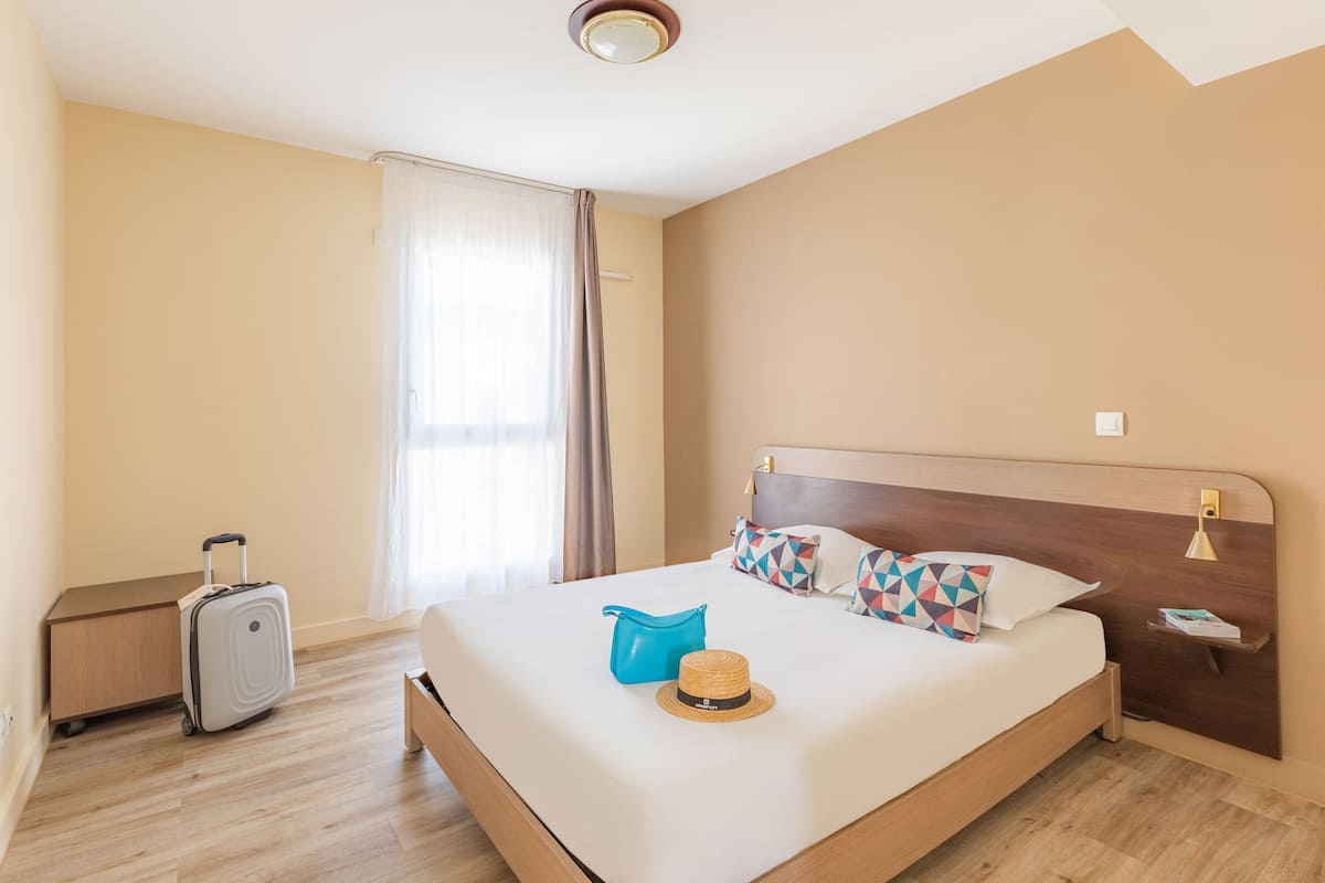 Apartment | Desk, iron/ironing board, free WiFi, bed sheets