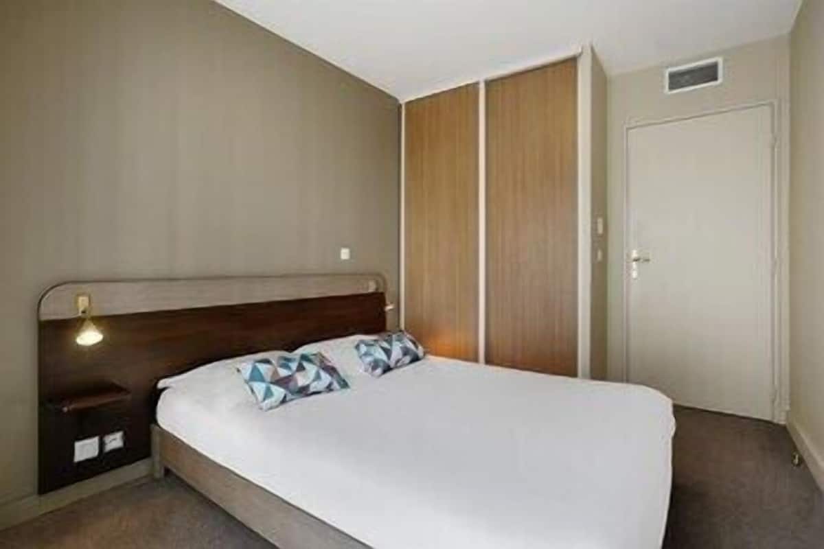 Desk, iron/ironing board, free WiFi, bed sheets