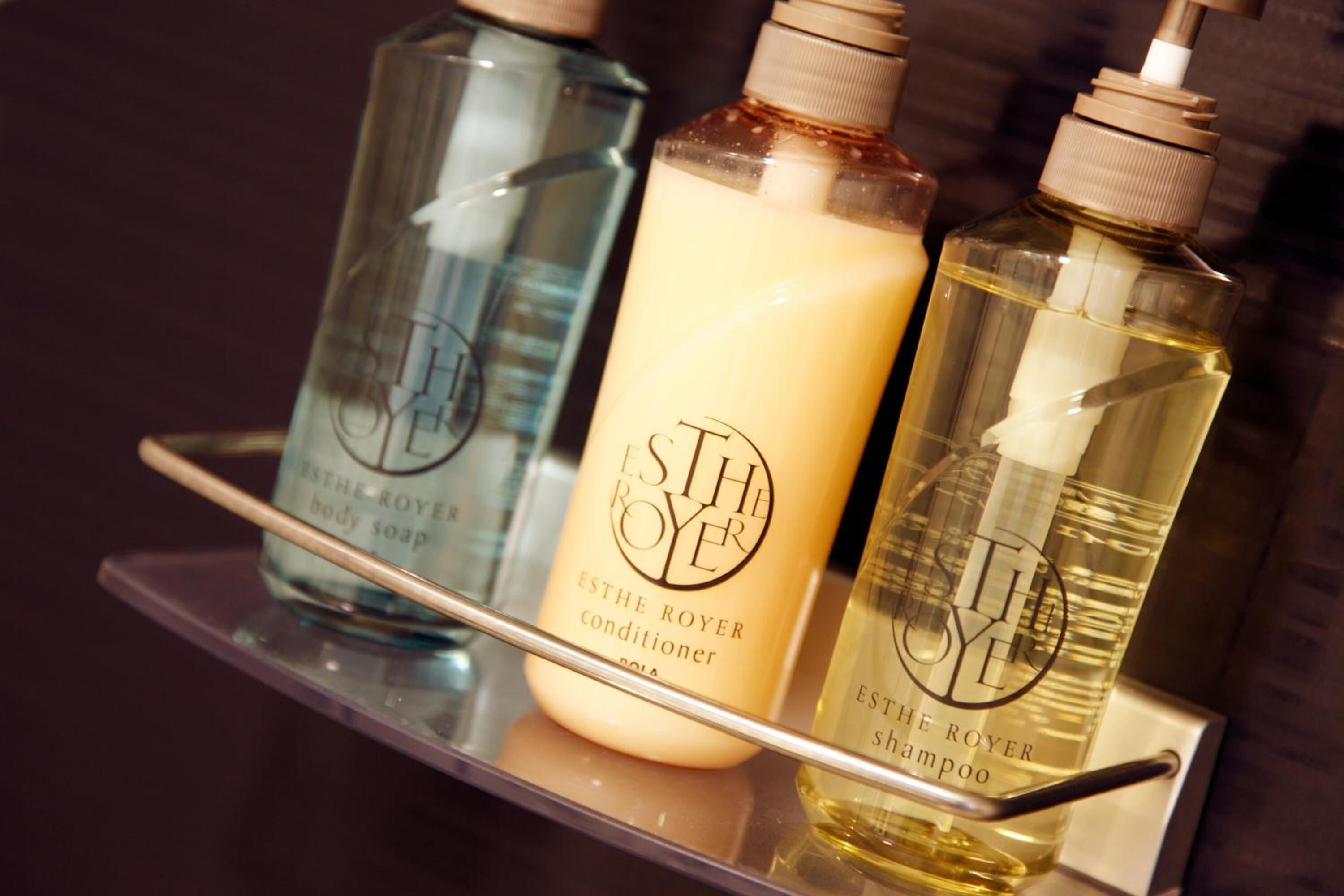 combined shower/bathtub, deep-soaking bathtub, free toiletries