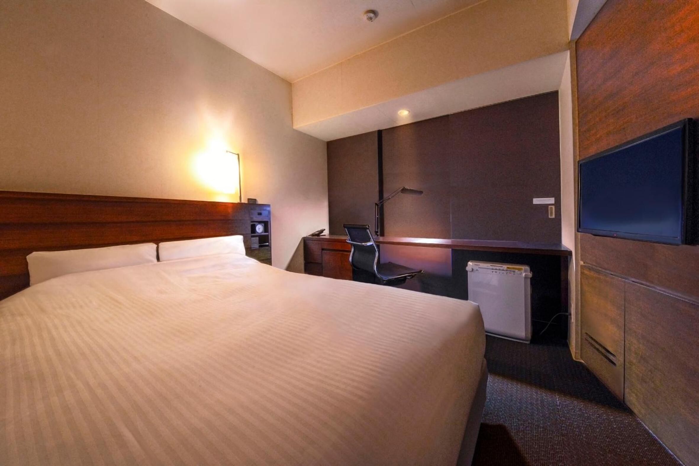 premium bedding, desk, free wifi, bed sheets