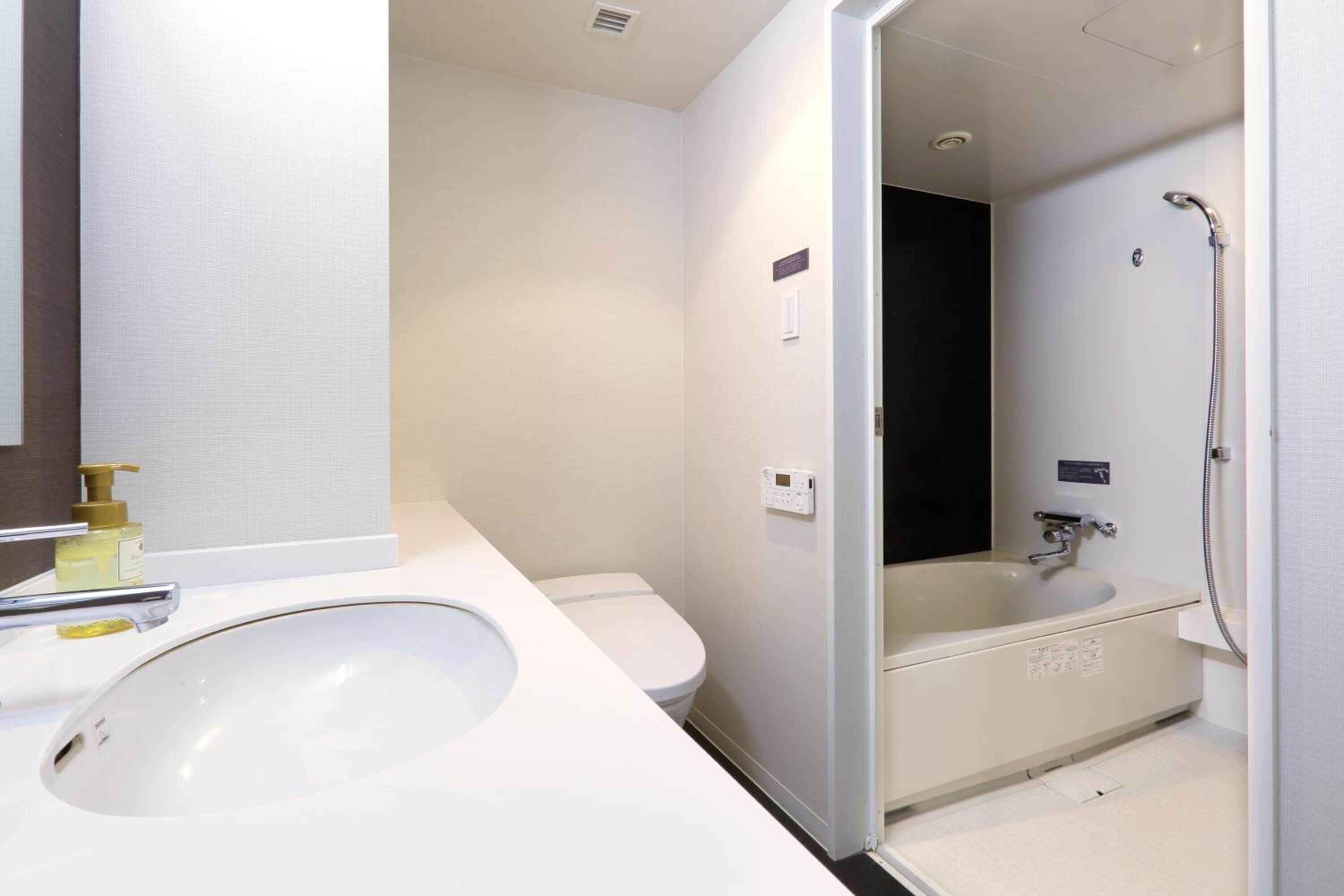 combined shower/bathtub, deep-soaking bathtub, free toiletries