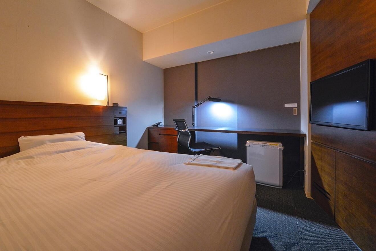 premium bedding, desk, free wifi, bed sheets