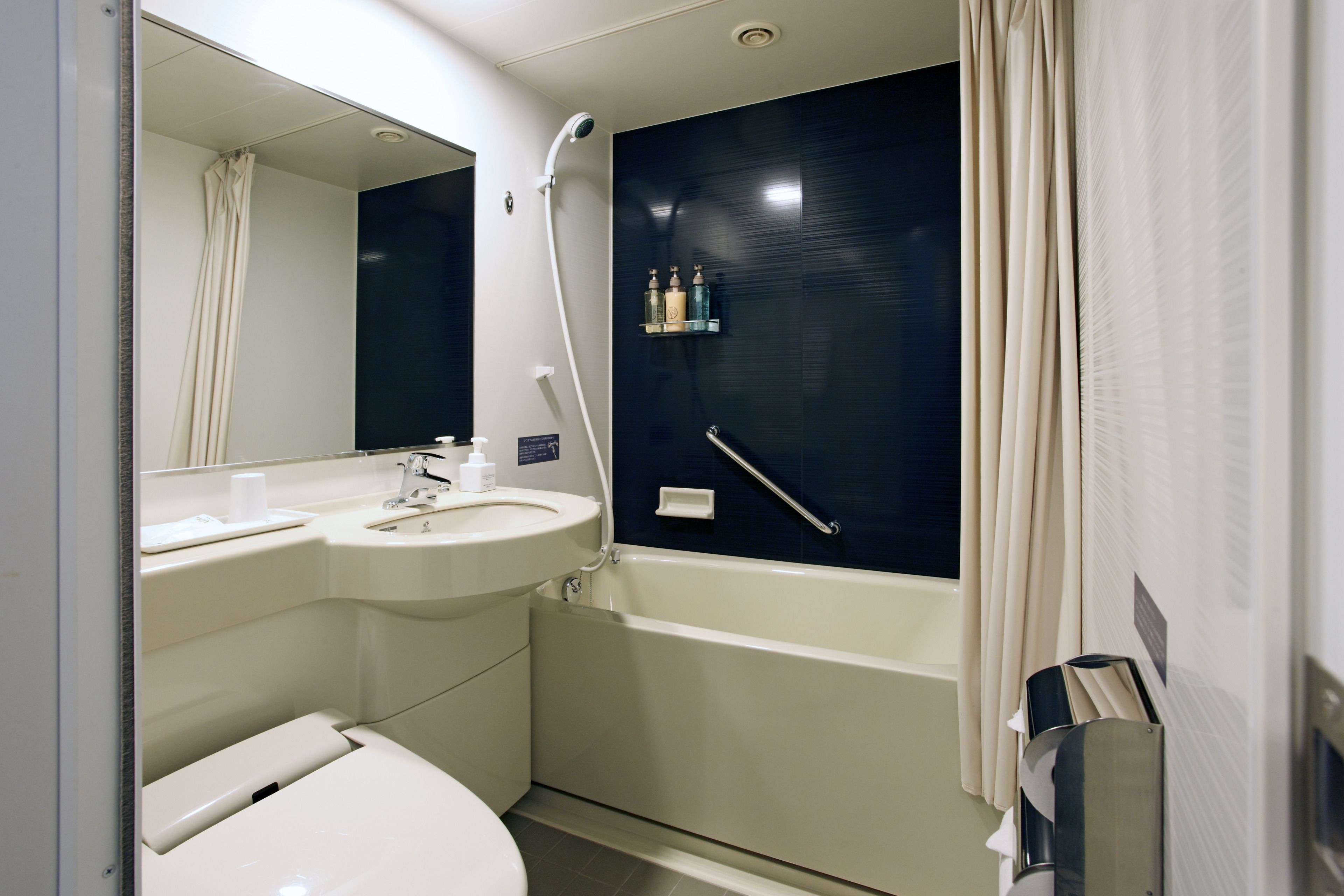 combined shower/bathtub, deep-soaking bathtub, free toiletries