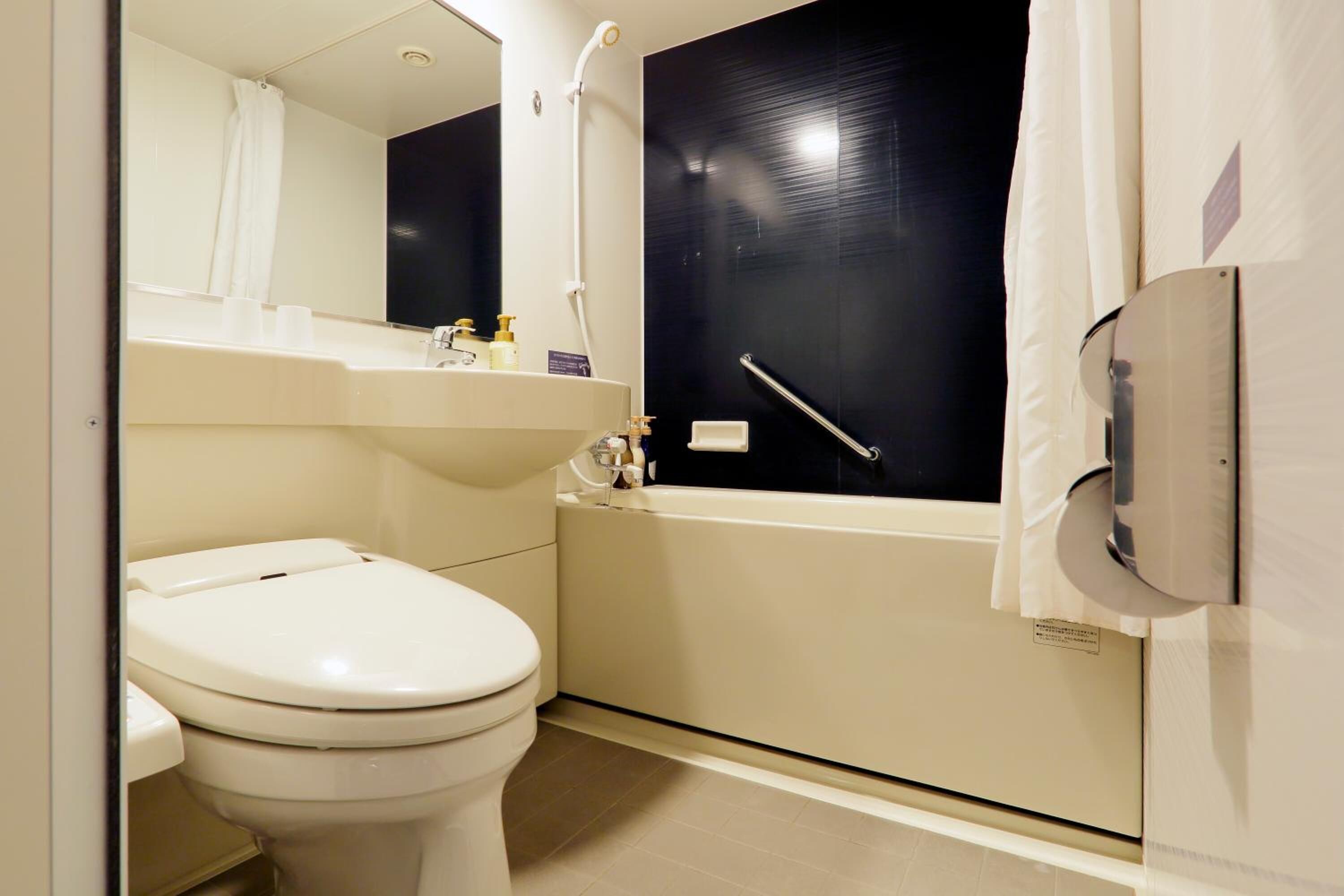 combined shower/bathtub, deep-soaking bathtub, free toiletries