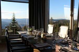 Der serveres morgenmad, frokost, aftensmad og lokale retter 