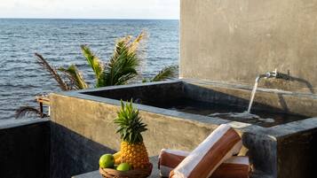 Cielo Master Deluxe Oceanfront king size bed with plunge pool and terrace | Terassi/patio