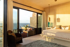 Cielo Master Deluxe Oceanfront king size bed with plunge pool and terrace | Hochwertige Bettwaren, Zimmersafe, individuell dekoriert