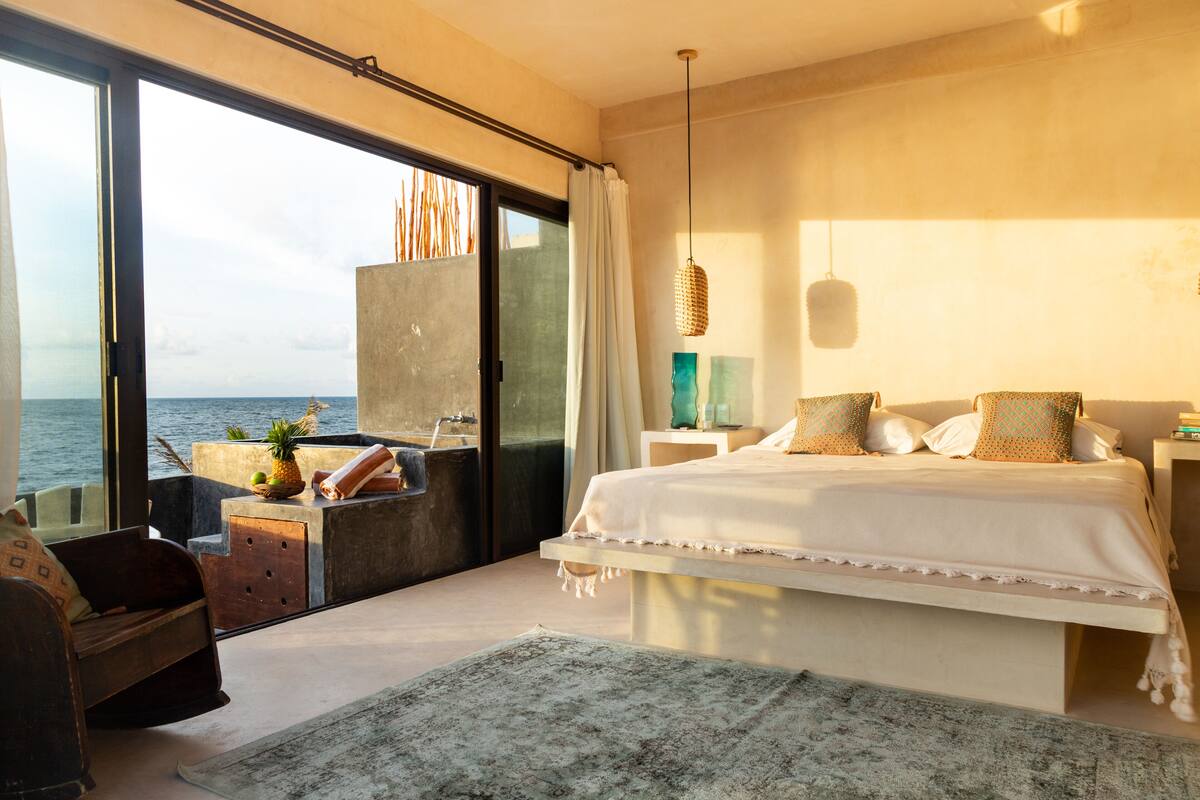 Cielo Master Deluxe Oceanfront king size bed with plunge pool and terrace | 高档床上用品、客房内保险箱、免费 WiFi、特色装修