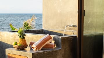 Cielo Master Deluxe Oceanfront king size bed with plunge pool and terrace | Terraço/pátio