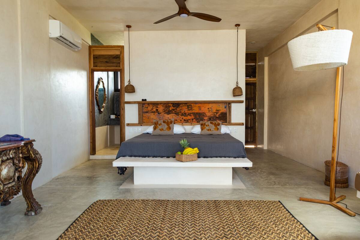 Deluxe Oceanfront king size bed with plunge pool and terrace | 高档床上用品、客房内保险箱、免费 WiFi、特色装修