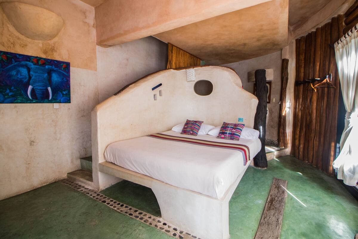 Room with Partial Ocean View 1 king bed and 1 double bed (FAMILY) | 高档床上用品、客房内保险箱、免费 WiFi、特色装修