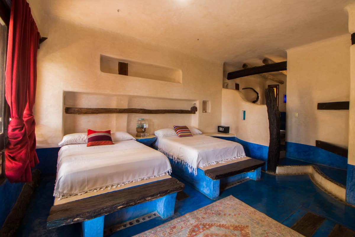 Room with Partial Ocean View two double beds (TWIN) | Coffre-fort, décor unique, ameublement unique, accès au Wi-Fi (inclus)