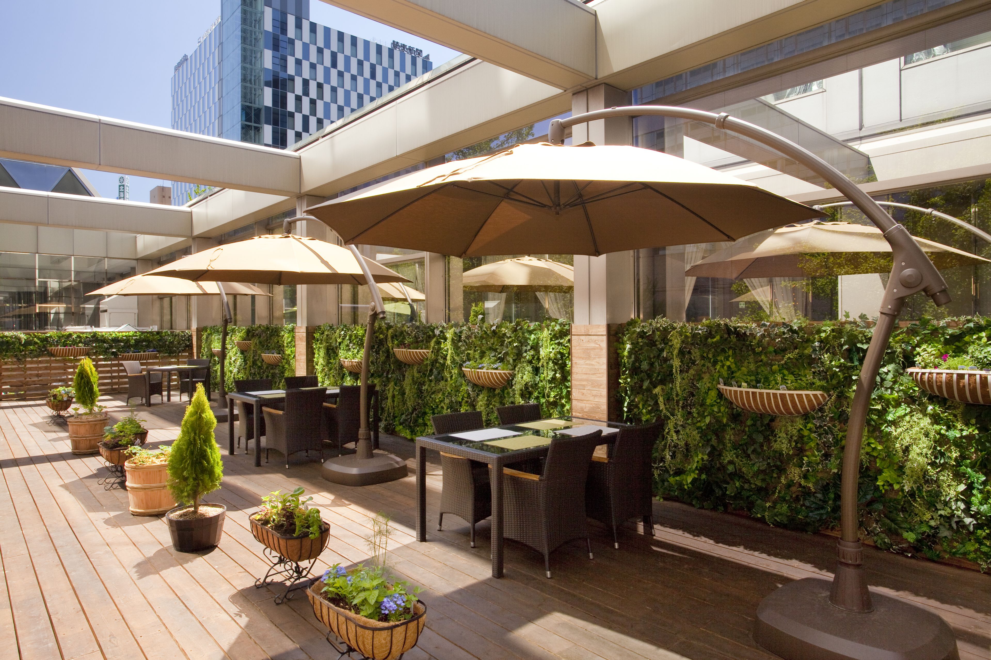 3 restaurants, breakfast, lunch, dinner served; fusion cuisine