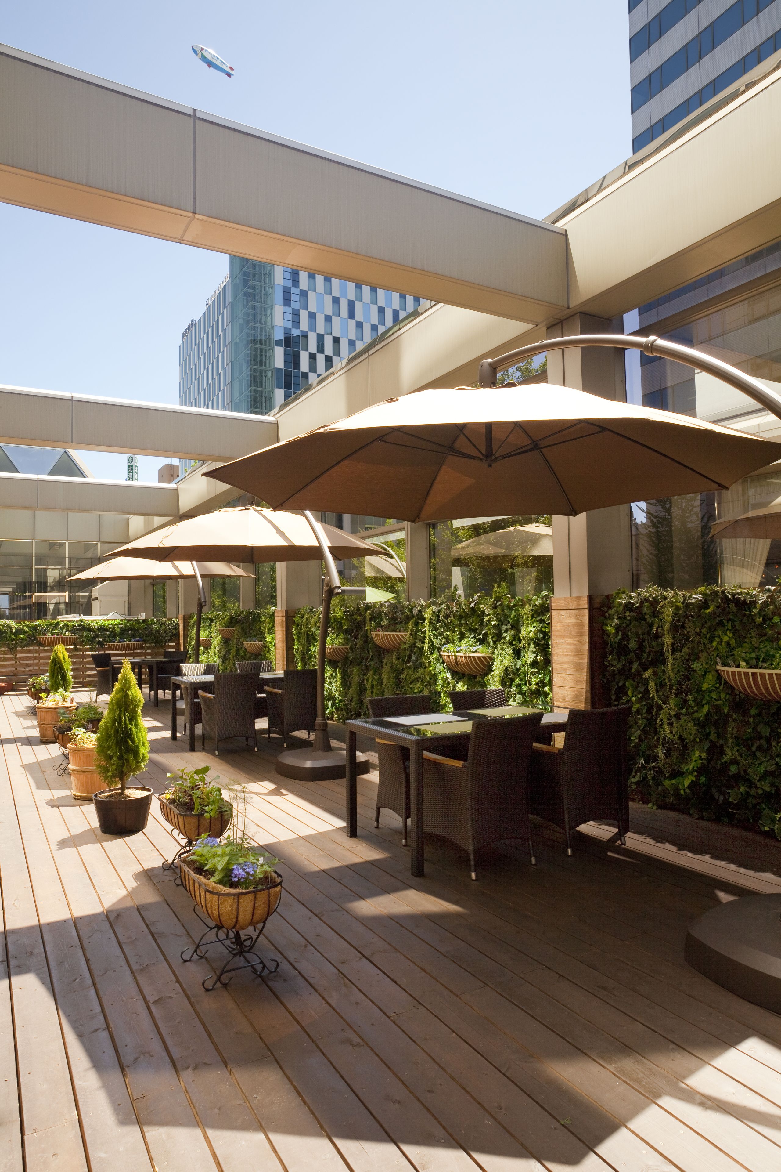 3 restaurants, breakfast, lunch, dinner served; fusion cuisine