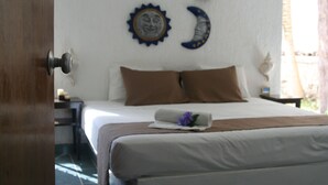Cofres nos quartos, cortinas blackout, individualmente decorados