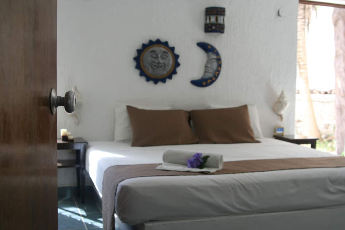 Cofres nos quartos, individualmente decorados, cortinas blackout