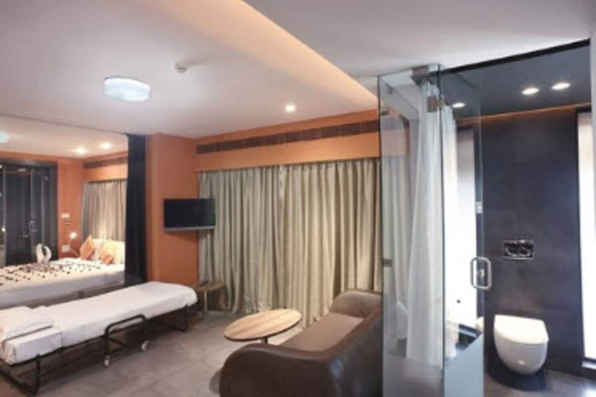 comfort room | living room | 43-inch smart tv with satellite channels, computer