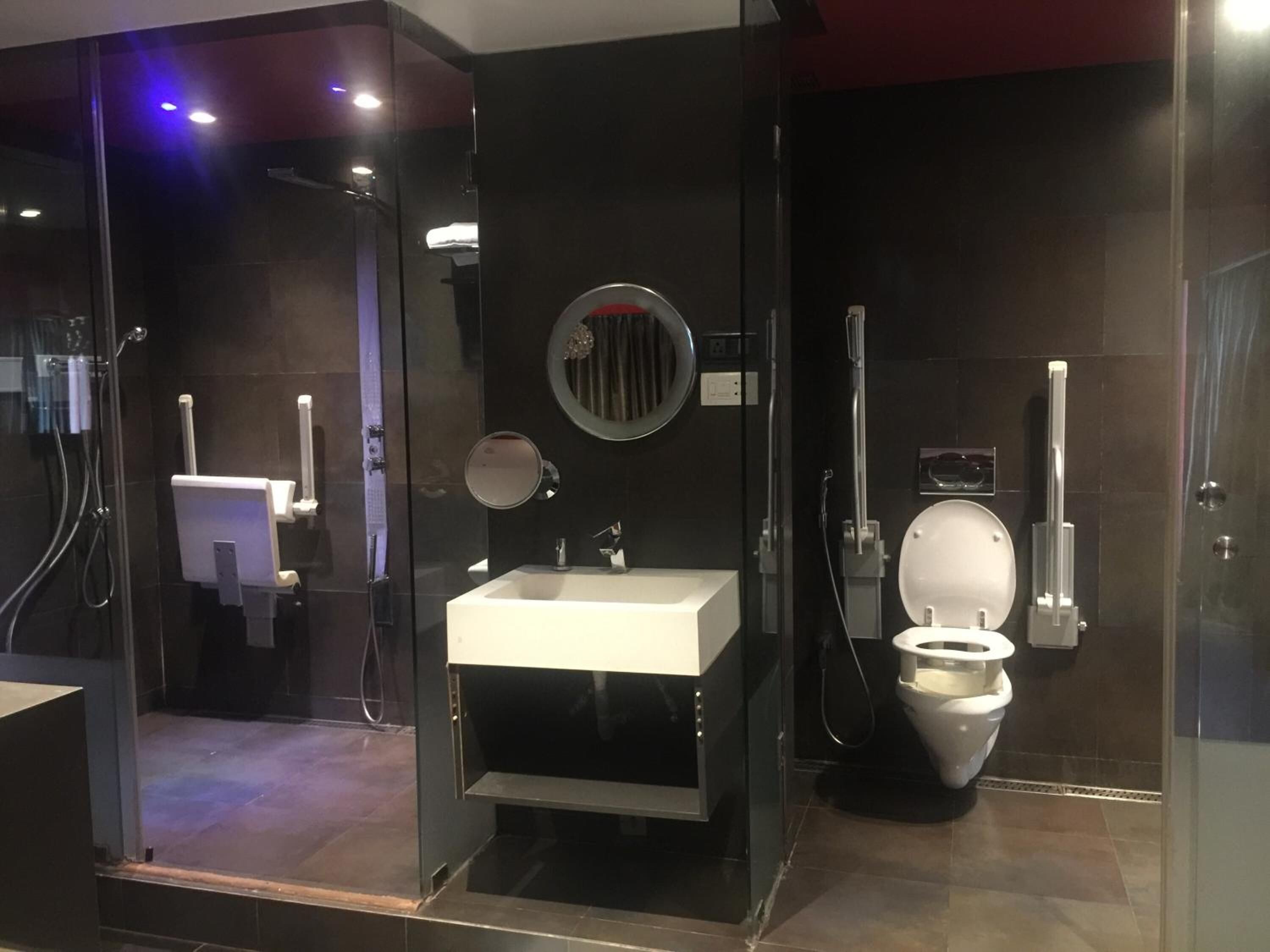 rainfall showerhead, hair dryer, towels