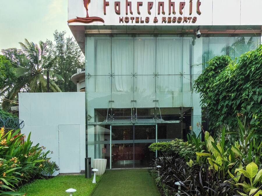 Um edifício com uma placa que diz "Fahrenheit Hotels & Resorts".