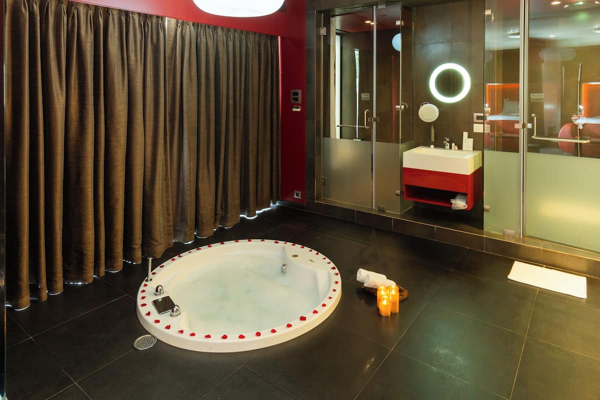 romantic suite | jetted bathtub