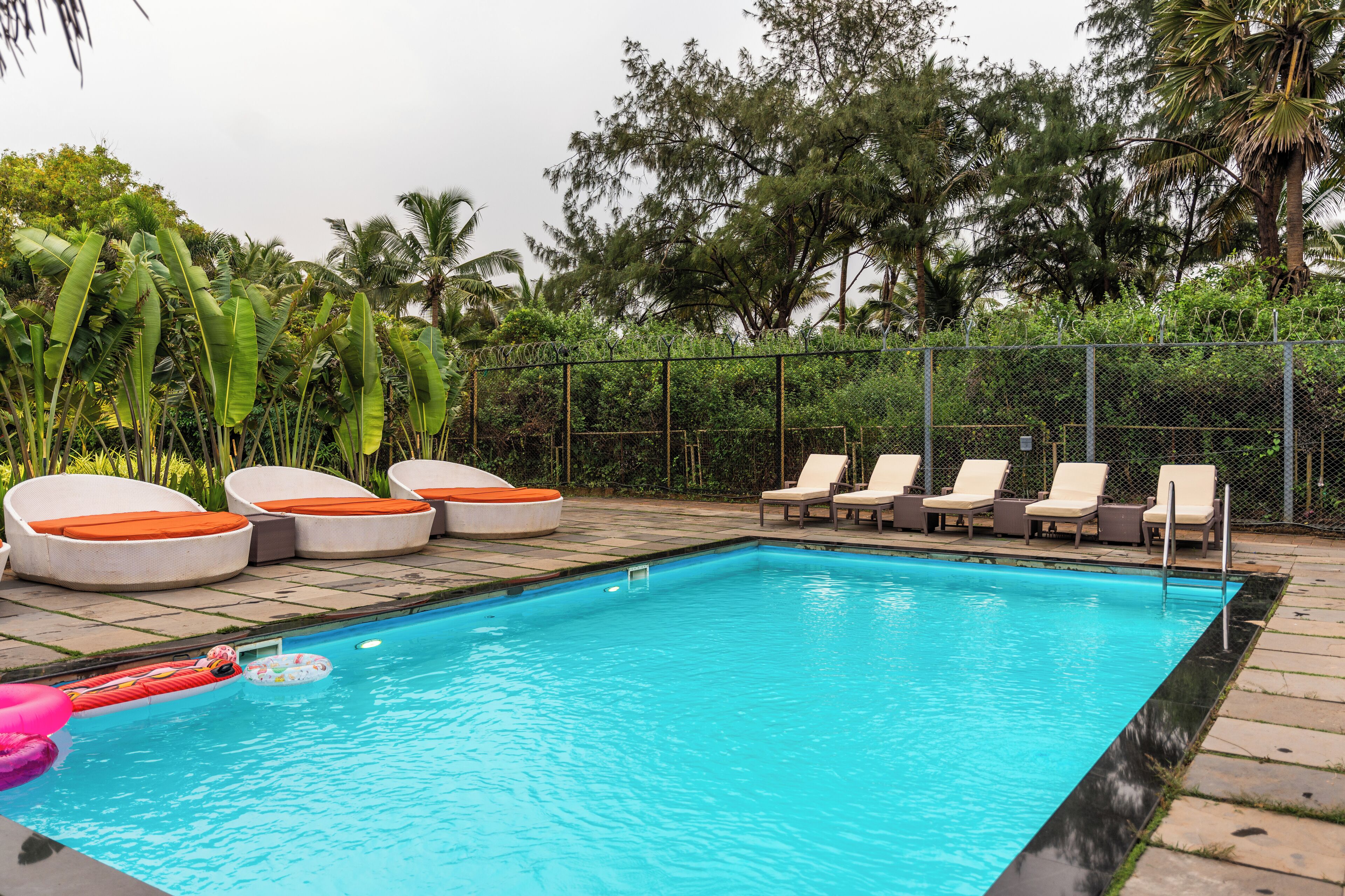 outdoor pool, open 8:00 am to 6:00 pm, pool loungers