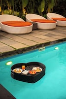 Ulkouima-allas avoinna 8.00–18.00, aurinkotuoleja