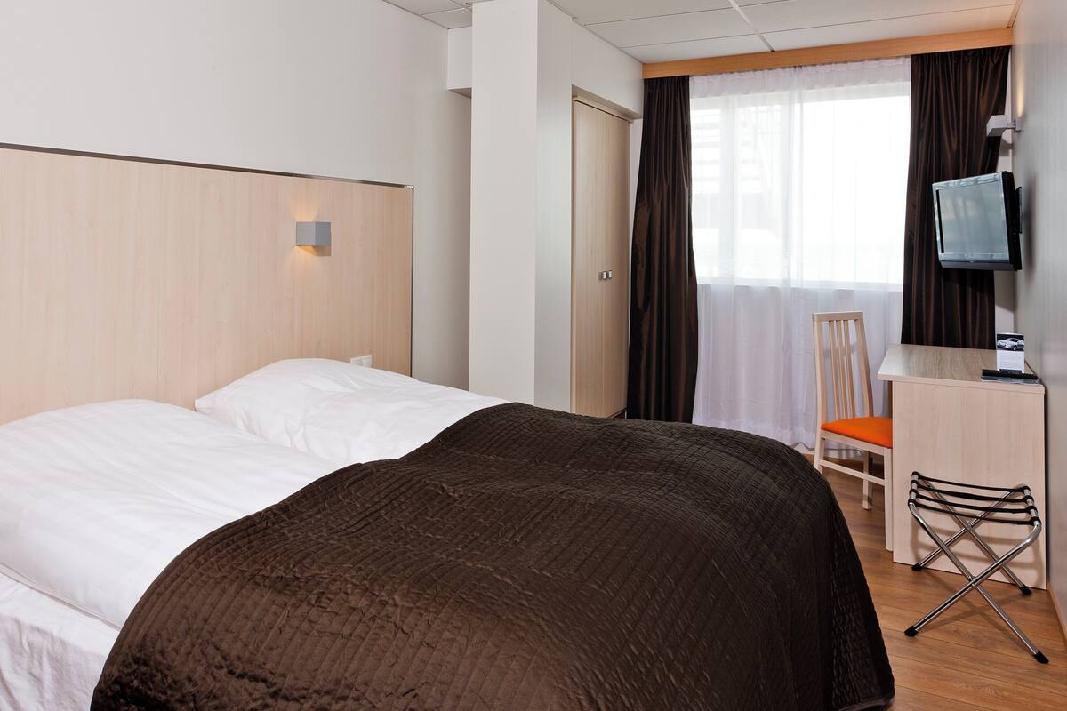 Safe på rommet, skrivebord, blendingsgardiner og strykejern/-brett