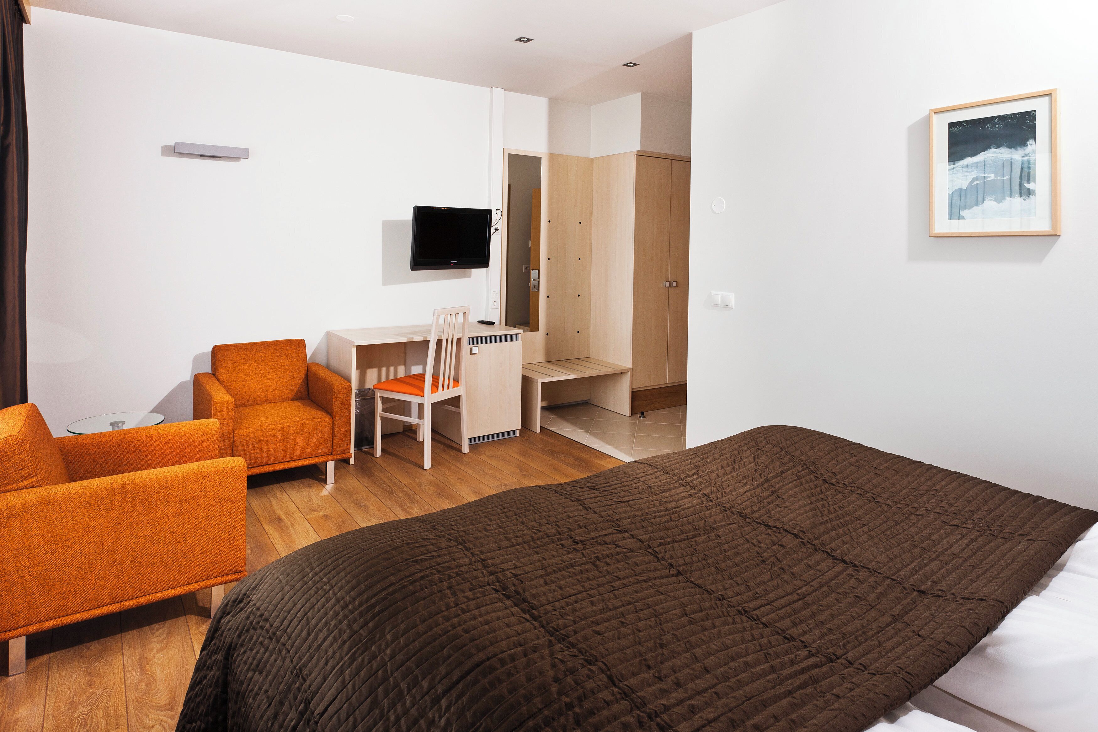 Safe på rommet, skrivebord, blendingsgardiner og strykejern/-brett