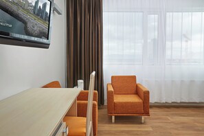 Cofres nos quartos, escrivaninha, cortinas blackout