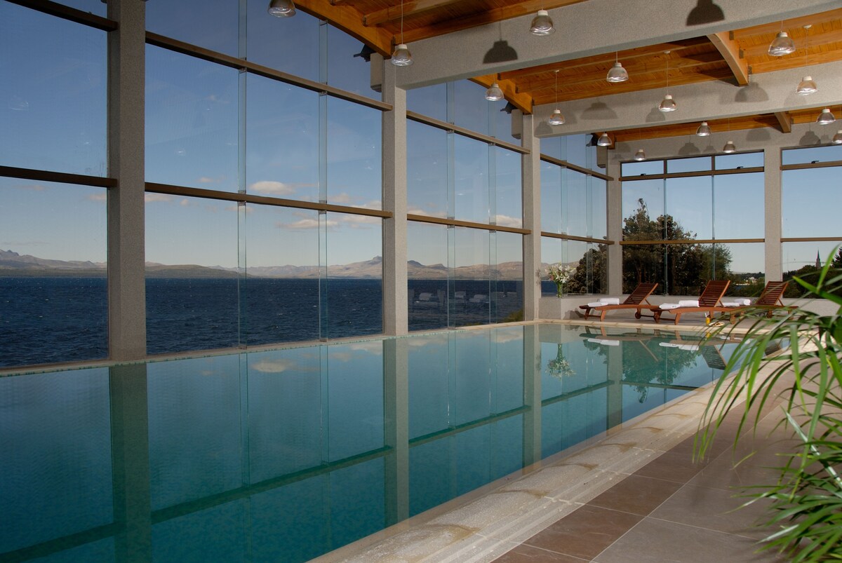 Una piscina cubierta, tumbonas