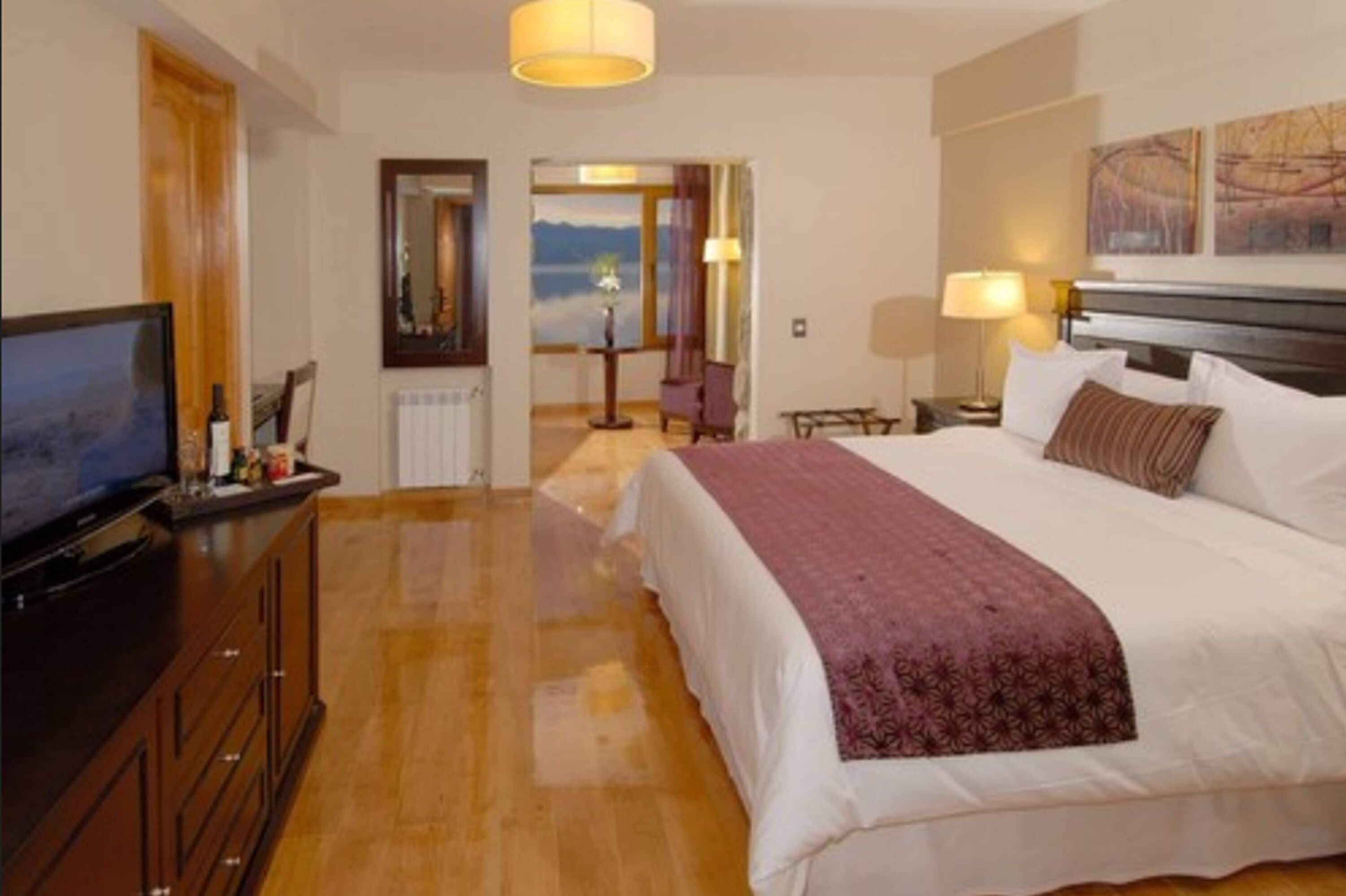 deluxe suite, 1 king bed, lake view | minibar, in-room safe, desk