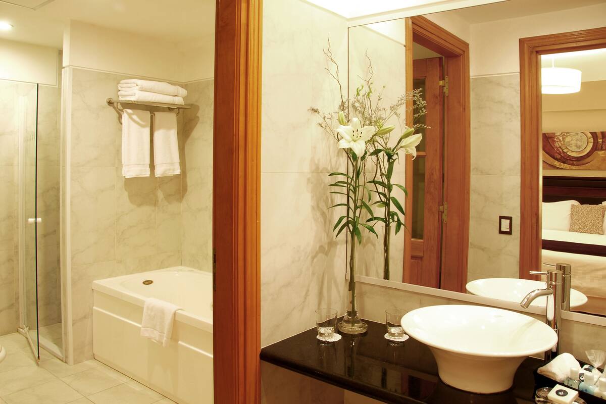 deluxe suite, 1 king bed, lake view | bathroom | bidet, towels