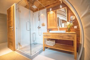 Jungloo with Private Pool | Bathroom | Shower, free toiletries, hair dryer, bathrobes - The Kabiki (Phnom Penh)