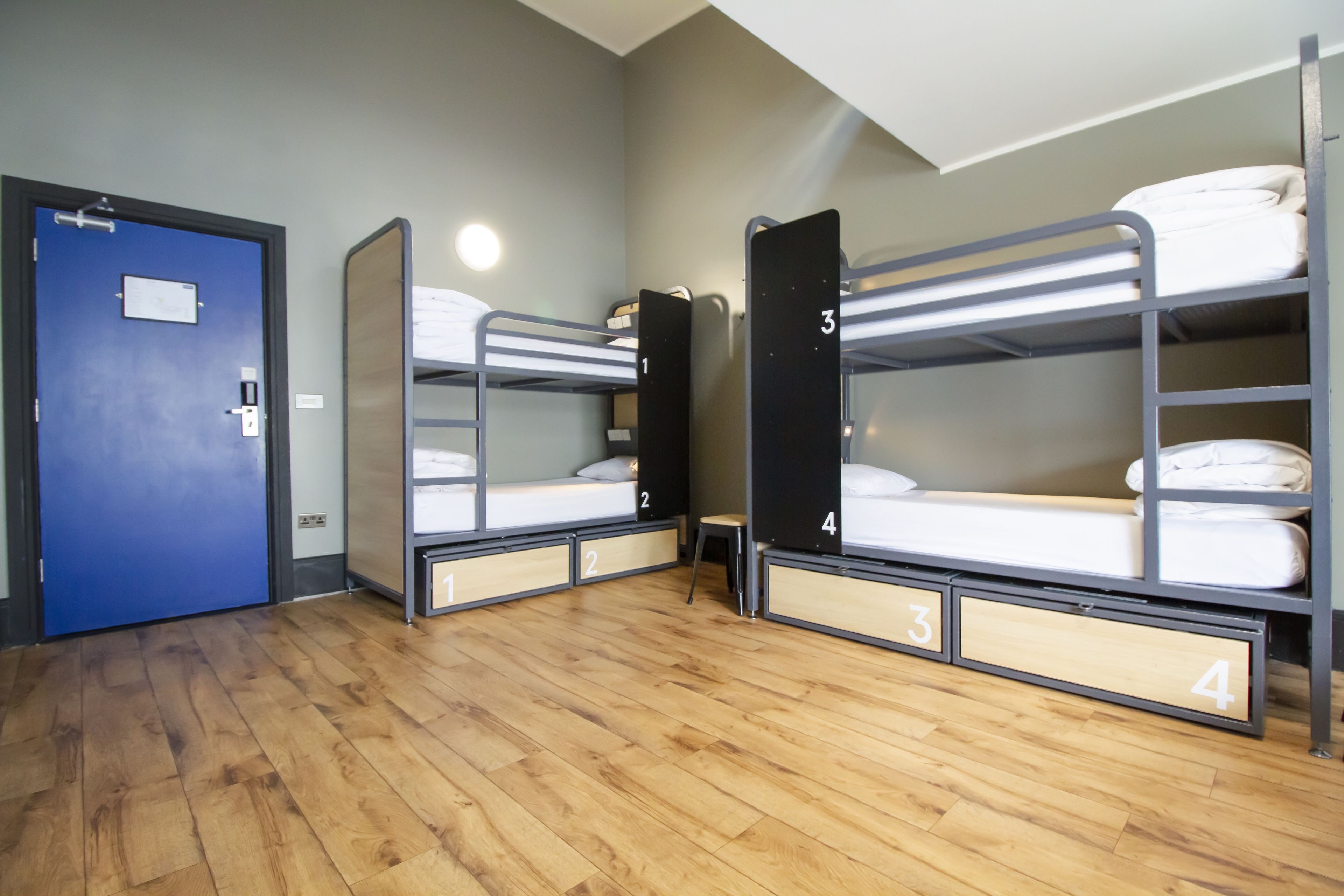 Un dormitorio con cuatro literas, cada una con un número.