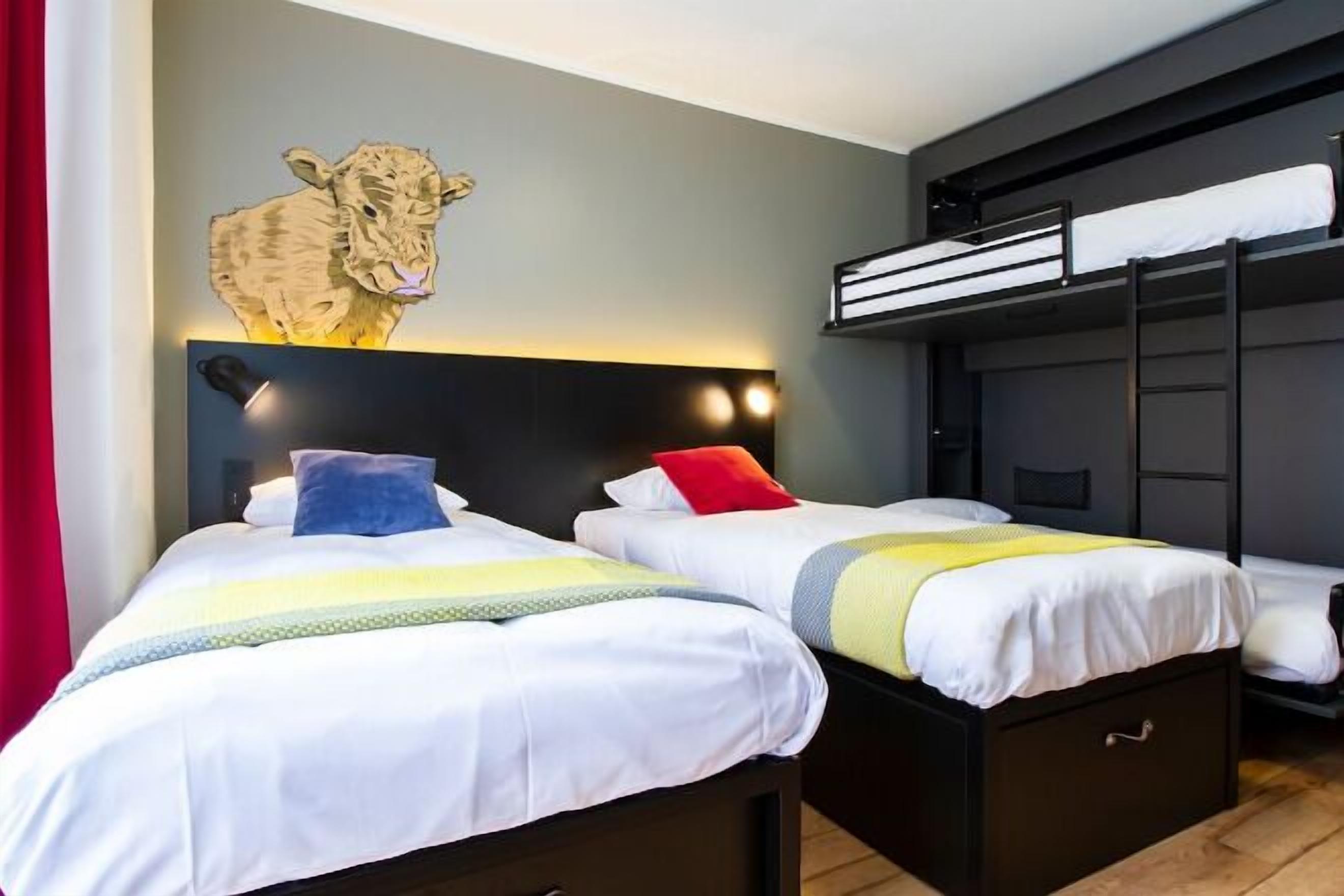 Tabla de planchar con plancha, wifi gratis, ropa de cama