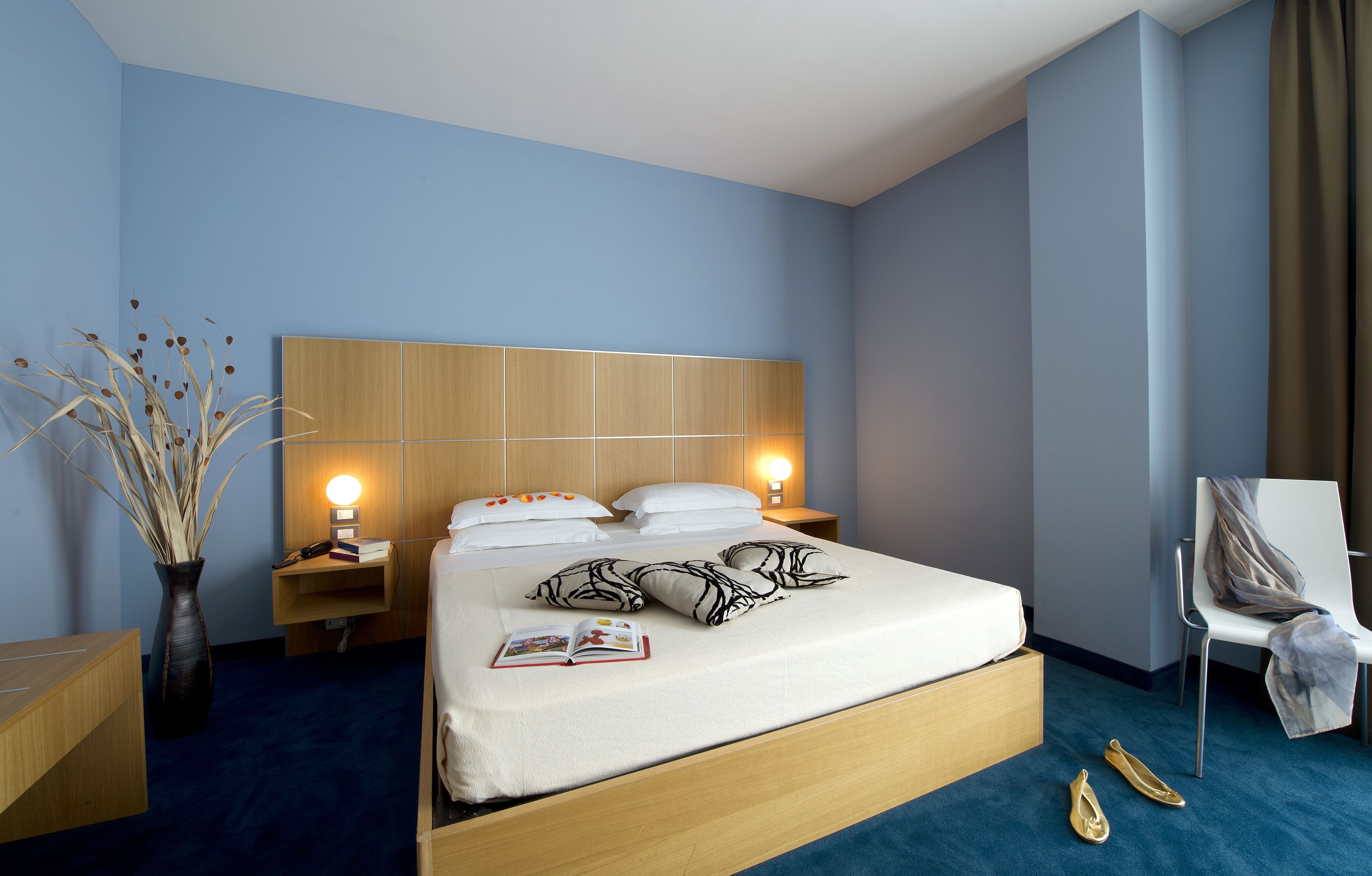 frette italian sheets, down duvets, minibar, in-room safe